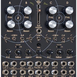 Könnte beinhalten: Schwarzes Modularsynthesizer-Panel mit dem Text "TEMPÊTE MAGNÉTIQUE" und verschiedenen Knöpfen, Schaltern und Ein-/Ausgangsbuchsen. Das Panel verfügt über silberne Knöpfe mit der Aufschrift "Freq" und "Reson" sowie einen vertikalen Schieberegler und mehrere Anschlussports.