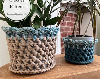 Puede incluir: Dos macetas de crochet en un esquema de color azul y beige. Las macetas están hechas con un patrón de punto simple y tienen un borde festoneado. El texto "Crochet Pattern" y "Dogwood Crochet US" es visible en la imagen.