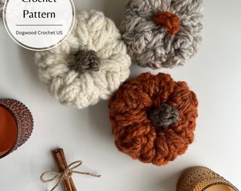 Puede incluir: Patrón de crochet para tres calabazas en blanco, marrón y naranja. El patrón se llama "Dogwood Crochet US".