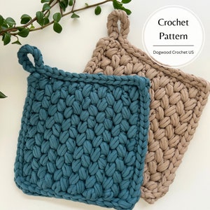 Puede incluir: Dos agarraderas de olla de ganchillo con asas. Una es azul turquesa y la otra es beige. El texto "Crochet Pattern" y "Dogwood Crochet US" está en un círculo blanco en la esquina superior derecha de la imagen.