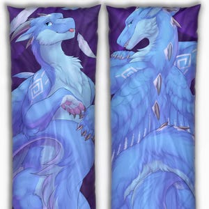 Daki Zephyr Nightfire - Art by Kuribon - männlich und weiblich, der blaue Drache Pelzkörper-Kissen-Überzug