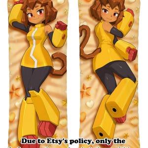 Puede incluir: Una funda de almohada rectangular con un personaje de dibujos animados de cabello castaño, orejas de gato y cola, que viste una túnica amarilla sin mangas, leggings negros y una armadura robótica amarilla con detalles rojos sobre fondo beige.