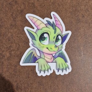 Niedlicher grüner pelziger Drache Durable transparent 3 Inch. Vinyl Aufkleber, Kawaii Aufkleber, Tier Aufkleber, Laptop Aufkleber, Tablet Aufkleber, Pfotenaufkleber