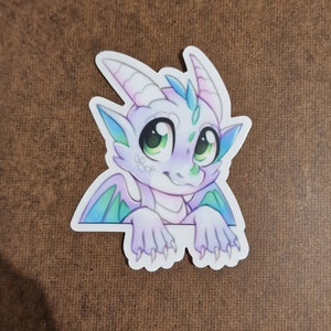 Süßer weißer Eis-Drache Durable transparent 3 Inch. Vinyl Aufkleber, Kawaii Aufkleber, Tier Aufkleber, Laptop Aufkleber, Tablet Aufkleber, Klauenaufkleber