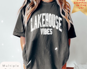 Camiseta con estilo relajado y desgastado, ideal para una escapada tranquila al lago, con colores cómodos para disfrutar de la vida en el lago, estilo vintage y campestre.
