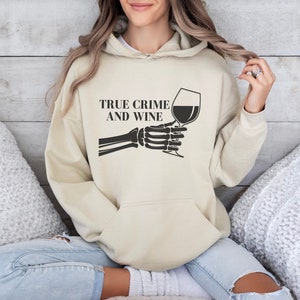 Felpa con cappuccio True Crime and Wine, maglione scheletro Crime Junkie, regalo per gli amanti del vino della serie TV, felpa con cappuccio per bere vino del sistema di giustizia penale