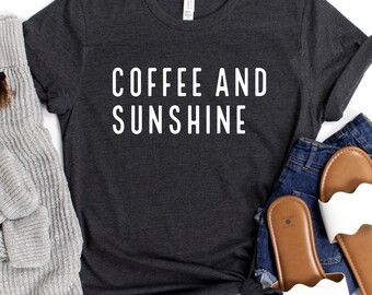 Kaffee und Sonnenschein Shirt, positive Vibes T-Shirt, gemütliches ästhetisches Shirt, minimalistisches Kaffeeliebhaber Geschenk, Sonnenschein Liebhaber Geschenk, Positivität TShirt