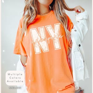 Koszula w kolorach New York w stylu Distressed Comfort, Oversize'owa modna koszulka New York, prezent Varsity Aesthetic New York, koszulka retro vintage NY State