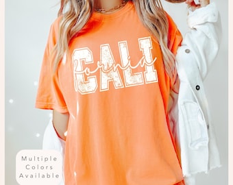 ダメージ加工のコンフォートカラーズ カリフォルニアシャツ、トレンディなカリフォルニアTシャツ、バーシティスタイル カリフォルニア好きへのギフト、レトロ ヴィンテージ カリフォルニアTシャツ