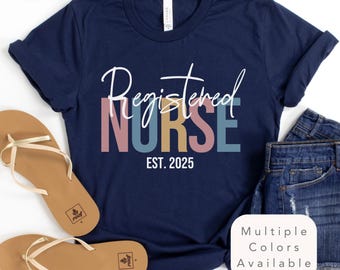 Gediplomeerd verpleegkundige shirt cadeau voor afgestudeerde 2025, verpleegkunde student afstudeercadeau T-shirt, nieuw RN T-shirt, verpleegschool uniseks T-shirt met ronde hals