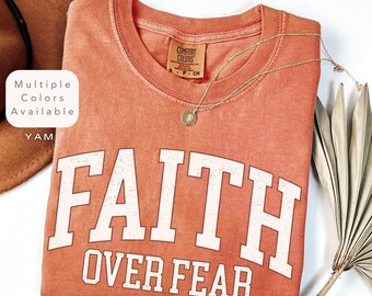 Camiseta Comfort Colors Fe sobre el Miedo, Camiseta Cristiana Salmo 34, Camiseta Cristiana Varsity, Camiseta con Versículo Bíblico, Camiseta Religiosa, Camiseta de Fe