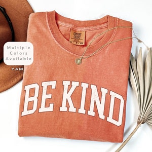 Comfort Colors® Collegiate Be Kind Shirt, süßes Kindness Shirt, Wählen Sie Kindness TShirt, Varsity Style Kind Shirt, Lehrer Positivität T-Shirt