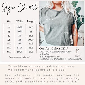 Pode incluir: Tabela de tamanhos para uma camiseta com medidas em polegadas para largura e comprimento. A tabela mostra os tamanhos S a 4XL. O texto "Comfort Colors C1717" &eacute; vis&iacute;vel, juntamente com detalhes sobre a constru&ccedil;&atilde;o e o ajuste da camiseta. O texto "Para obter um vestido de camiseta oversized, recomendamos aumentar 2 tamanhos." tamb&eacute;m &eacute; vis&iacute;vel.