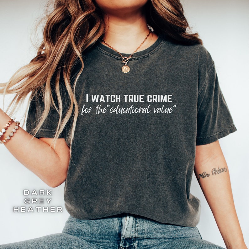 Peut inclure: Un t-shirt gris chin&eacute; fonc&eacute; avec le texte "I watch true crime for the 'educational value'" imprim&eacute; en blanc.