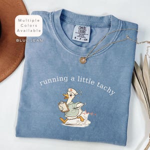 Komfort Farben Lustiges Krankenschwester Gans Shirt, Laufen ein wenig Tachy T-Shirt, RN Geschenk, Telemetrie Krankenschwester Shirt, Pflege Humor, Herz Krankenschwester Geschenk TShirt