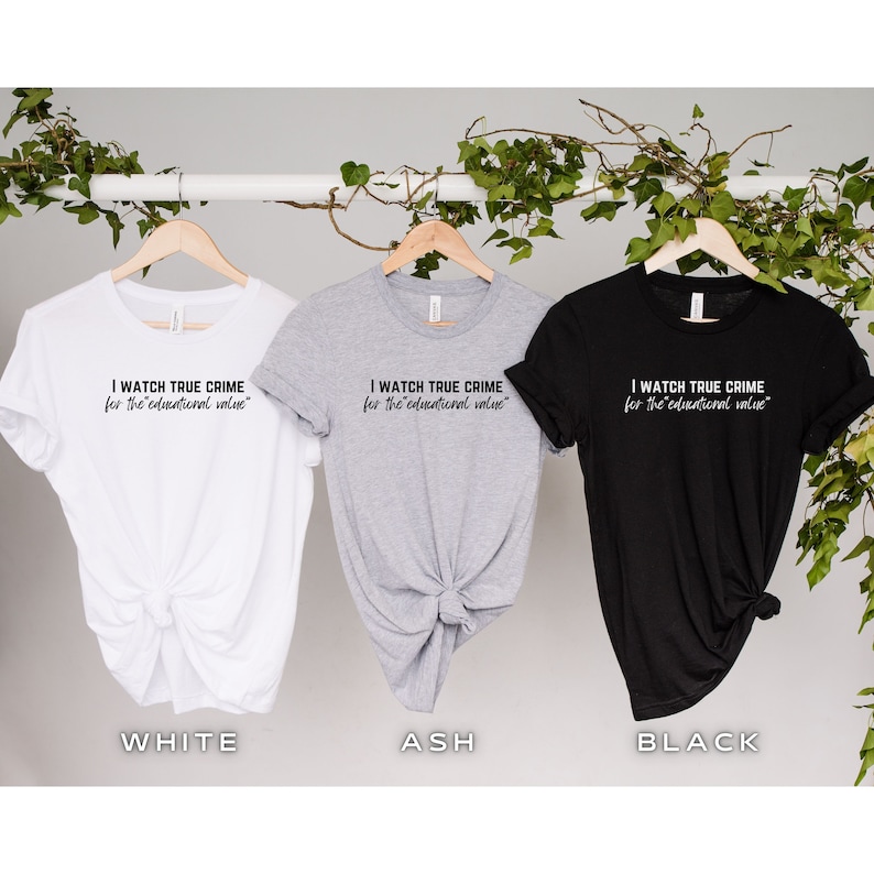 Peut inclure: Trois t-shirts avec le texte "I watch true crime for the educational value" imprim&eacute; dessus. Les t-shirts sont en blanc, gris cendr&eacute; et noir.
