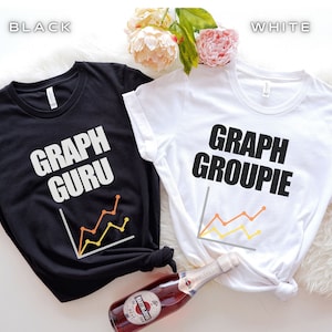 Puede incluir: Dos camisetas blancas y negras con un gráfico de líneas y el texto "Graph Guru" y "Graph Groupie".