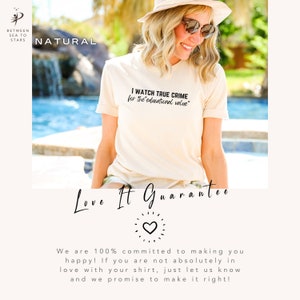 Peut inclure: Une femme portant un t-shirt beige clair avec le texte "I watch true crime for the educational value" imprim&eacute; dessus. Le t-shirt est port&eacute; en ext&eacute;rieur pr&egrave;s d'une piscine. Le texte "Love It Guarantee" est imprim&eacute; sous l'image.