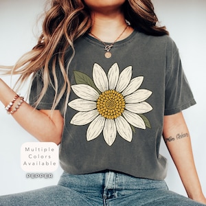 Comfort Colors デイジーシャツ、ヴィンテージ風ダメージ加工デイジーTシャツ、レトロフローラルTシャツ、ボヘミアンワイルドフラワーシャツ、ミニマリストフラワー自然愛好家ギフト