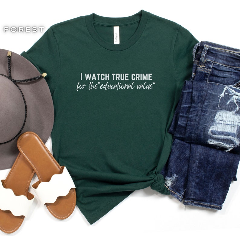 Peut inclure: Un t-shirt vert fonc&eacute; avec le texte "I watch true crime for the "educational value"" imprim&eacute; en blanc.