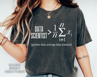 Può includere: Una maglietta color grigio melange scuro con una grafica bianca di un'equazione di scienziato dei dati. L'equazione recita "DATA SCIENTIST > 1/n Σ(i=1 a n) x(i)" e il testo sotto l'equazione recita "(greater than average data scientist)".