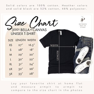 Peut inclure: Tableau des tailles pour un t-shirt unisexe, indiquant les mesures en pouces pour la longueur et la largeur. Le tableau comprend les tailles XS, S, M, L, XL, 2X et 3X. Un t-shirt noir est pr&eacute;sent&eacute; avec un ruban &agrave; mesurer indiquant la longueur et la largeur.