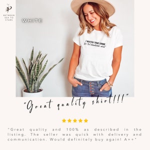 Peut inclure: T-shirt blanc avec le texte "I watch true crime for the educational value" imprim&eacute; sur le devant. Le t-shirt est port&eacute; par une personne portant un jean bleu.