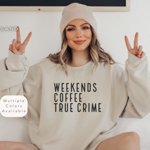 Maglietta True Crime per gli amanti del caffè, felpa carina Crime Junkie, maglione accogliente Murder Show, vestiti della serie Criminal Justice, regalo Caffeine Addict