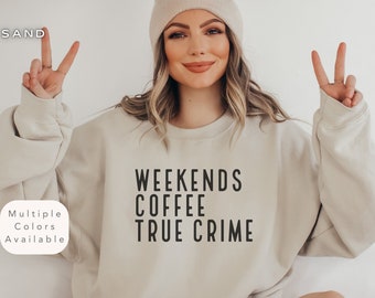 Chemise véritable crime amateur de café, sweat-shirt accro au crime mignon, pull confortable spectacle de meurtre, vêtements de la série justice pénale, cadeau accro à la caféine