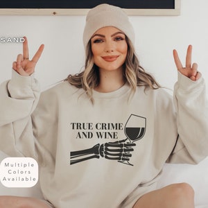 Felpa con cappuccio True Crime and Wine, maglione con scheletro Crime Junkie, maglietta regalo per gli amanti del vino della serie TV, maglietta per bere vino del sistema di giustizia penale