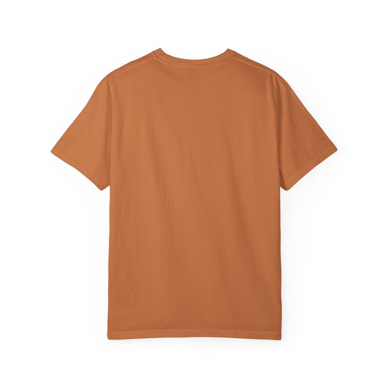 Peut inclure: T-shirt orange br&ucirc;l&eacute; uni, col rond et manches courtes. Vue arri&egrave;re du t-shirt, centr&eacute; sur fond blanc. Le t-shirt est fait d'une mati&egrave;re douce et confortable.