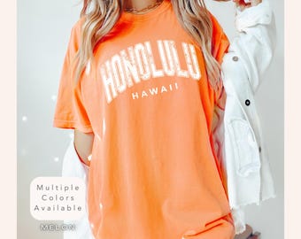 Koszula Honolulu Hawaii w kolorach Comfort Colors, koszulka Honolulu z przetarciami, uroczy, modny T-shirt Honolulu, koszulka Honolulu HI w stylu retro Varsity