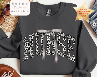 Sudadera de enfermera con estampado de leopardo, camiseta de enfermera titulada, camiseta de enfermera titulada, regalo bonito para enfermeras, sudadera para la escuela de enfermería, suéter de enfermera titulada
