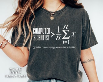 Puede incluir: Camiseta gris oscuro jaspeada con un gráfico blanco de una ecuación matemática y el texto "COMPUTER SCIENTIST > 1/n Σn=1 xi (greater than average computer scientist)"