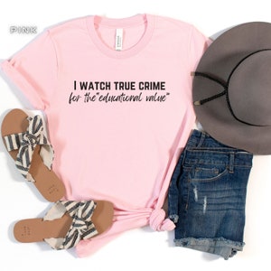 Peut inclure: T-shirt rose avec le texte "I watch true crime for the 'educational value'" imprim&eacute; en noir.