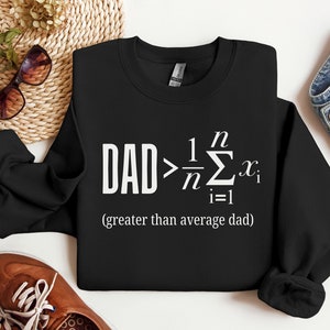 以下が含まれることがあります： 「DAD> 1/n Σn=1 xi (greater than average dad)」という白い文字が書かれた黒いスウェットシャツ。