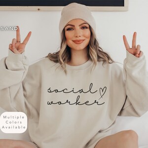 Maglietta per assistente sociale, regalo per assistente sociale, regali per consulente scolastico, felpa per consulente scolastico, maglione girocollo unisex alla moda per terapista