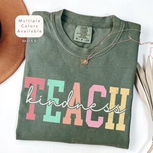 Komfort Farben Distressed Teach Kindss Shirt, Zurück zu Schulshirt, süße Freundlichkeit TShirt, Lehrer Wertschätzung T-Shirt, Geschenk für Lehrer Shirt