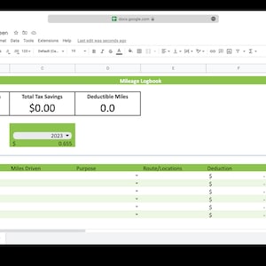 K&ouml;nnte beinhalten: Eine gr&uuml;n-wei&szlig;e Tabellenkalkulation mit dem Titel "Mileage Logbook" und Spalten f&uuml;r "Date Driven", "Miles Driven", "Purpose", "Route/Locations", "Deduction" und "Notes". Die Tabellenkalkulation enth&auml;lt auch einen Abschnitt f&uuml;r "Total Tax Deduction", "Total Tax Savings" und "Deductible Miles".