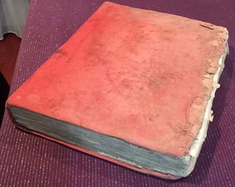 Vieille Bible rare avec des caractéristiques de vieillissement uniques, des fonds à utiliser pour soutenir les réfugiés de guerre de l’Ukraine et de la Russie sans aucune discrimination