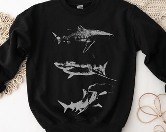 Shark Grunge Aesthetic Crewneck Sweatshirt | Meeresbiologie, Ichthyologie, Surfer, Taucher, Ozean Tierliebhaber Geschenk | Große Größen verfügbar