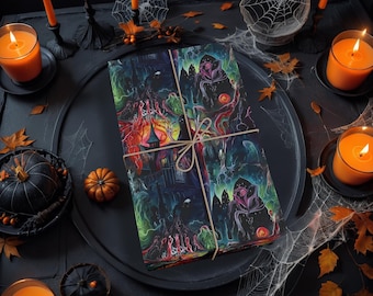 Può includere: Una pila rettangolare di carta avvolta da uno spago, con un'illustrazione scura e colorata di architettura gotica, figure incappucciate e sfere rosse luminose, posizionata su un vassoio circolare nero circondato da candele arancioni e zucche.