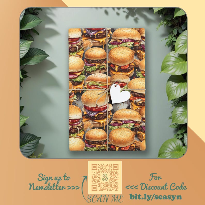 K&ouml;nnte beinhalten: Geschenkpapier mit einem sich wiederholenden Muster aus bunten, detaillierten Illustrationen von Cheeseburgern. Das Geschenkpapier ist mit Schnur und einem wei&szlig;en herzf&ouml;rmigen Anh&auml;nger gebunden. Der Text "SCAN ME" und ein QR-Code sind unter dem Geschenkpapier sichtbar. Der Text "Sign up to Newsletter>>" ist links neben dem QR-Code sichtbar. Der Text "For Discount Code bit.ly/seasyn" ist rechts neben dem QR-Code sichtbar.