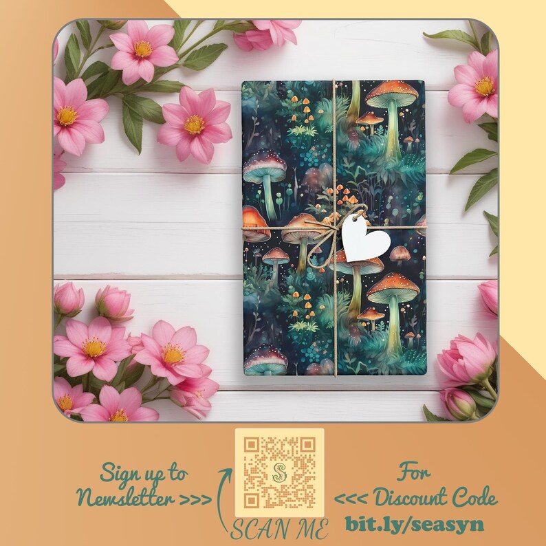 Pu&ograve; includere: Un regalo avvolto in carta con un designo a forma di fungo e foresta. La carta &egrave; legata con uno spago e un piccolo cartellino a forma di cuore bianco. Il regalo &egrave; circondato da fiori rosa su uno sfondo di legno bianco. Il testo "Sign up to Newsletter>>" e "For Discount Code bit.ly/seasyn" &egrave; visibile. &Egrave; anche visibile un codice QR con il testo "SCAN ME".