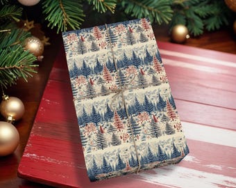 Può includere: Una scatola regalo rettangolare avvolta in carta color crema con un motivo ripetuto di alberi sempreverdi e fogliame boschivo blu scuro e rosso, legata con un sottile spago marrone annodato in un semplice fiocco centrale.