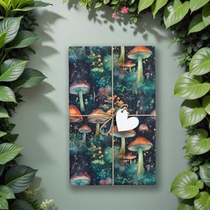 Pu&ograve; includere: Un foglio di carta da regalo con sfondo blu scuro e un motivo ripetitivo di funghi colorati in un ambiente boschivo.