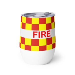 以下が含まれることがあります： 赤と黄色の市松模様と赤い文字で「FIRE」と書かれた白いステンレス製のタンブラーです。