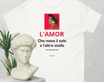 Op de afbeelding: Wit T-shirt met een rood vierkant met een portret van een man met een lauwerkrans. De tekst "L'AMOR Che move il sole e l'altre stelle (Paradiso XXXIII,145) LEALTG" is in zwart onder het vierkant gedrukt.