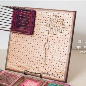 Può includere: Un pannello in legno con pioli con un bordo in noce nero, che presenta un design all'uncinetto e un progetto di maglia in corso. Il pannello ha un supporto in metallo e il testo "CHETNANIGANS" è stampato nella parte inferiore.