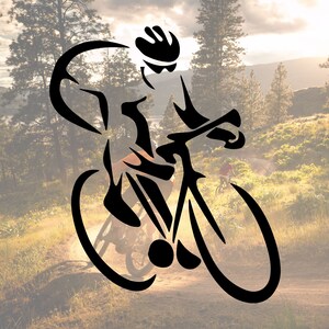 Puede incluir: Una silueta negra de un ciclista montando una bicicleta en un camino de tierra. El ciclista lleva un casco y est&aacute; en posici&oacute;n de carrera. El fondo es una imagen borrosa de un bosque y monta&ntilde;as.